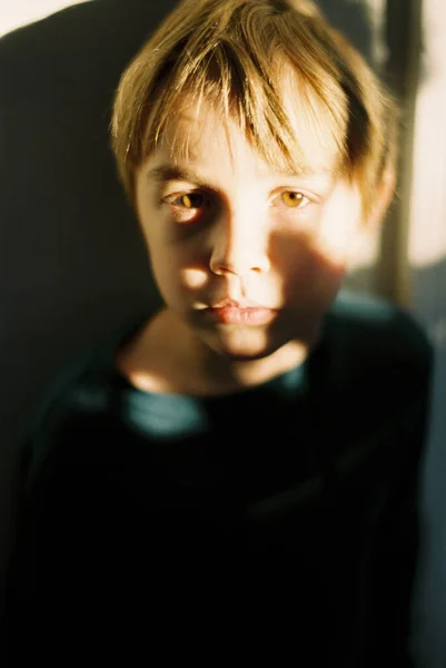 Menino Com Sombras Rosto Parede Atrás Dele — Fotografia de Stock