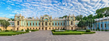 Kyiv, Ukrayna 07.11.2020. Ukrayna 'nın Ukrayna Yüksek Konseyi yakınlarındaki Mariinsky Sarayı güneşli bir yaz sabahı