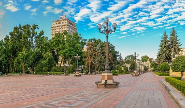 ウクライナのキエフ07 2020 ウクライナのキエフの最高評議会近くの憲法広場 晴れた夏の朝 — ストック写真