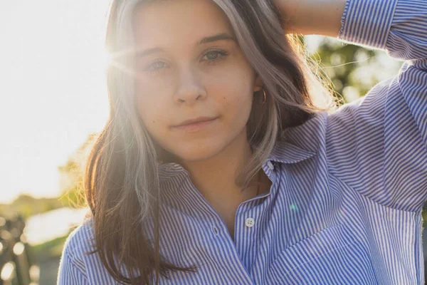 Retrato Una Chica Sonriente Iluminada Por Sol — Foto de Stock