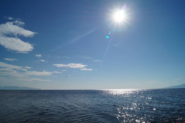 Güneşli bir günde Baykal Gölü manzarası