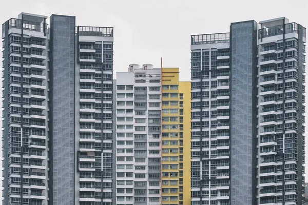 Framifrån Gammal Tät Lägenhet Komplex Exteriör Med Lynniga Toner Medan — Stockfoto