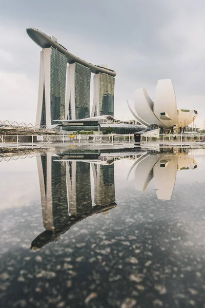 Marina Bay Sands Artscience Museum Tükröződik Egy Esőpocsolya Szingapúrban — Stock Fotó