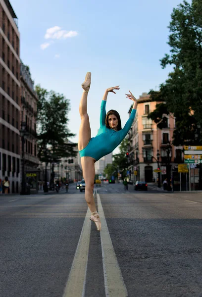 Portret Van Een Jonge Ballerina Puntschoenen Straat — Stockfoto