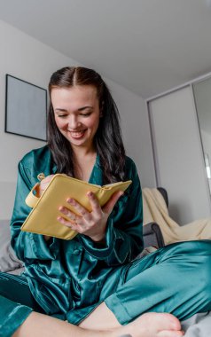 Genç kadın sarı defterine planlarını ve arzularını yazıyor. Kız pijamalarıyla yatağa oturur ve Chek listesi yapar. Planlama kavramı