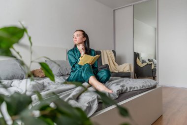 Genç kadın sarı defterine planlarını ve arzularını yazıyor. Kız pijamalarıyla yatağa oturur ve Chek listesi yapar. Planlama kavramı