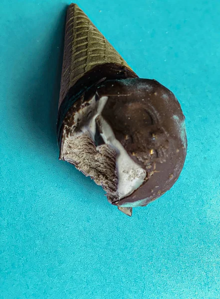 Biten Chokladglass Kon Tomt Säte — Stockfoto