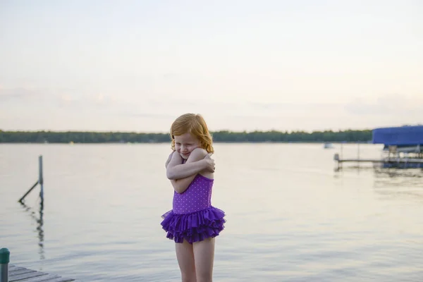 Pequeña Pelirroja Traje Baño Púrpura Abrazándose Misma Junto Lago — Foto de Stock