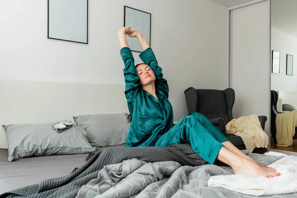 Jonge Vrouw Zijde Pyjama Geeuwt Terwijl Zitten Comfortabele Zachte Bed — Stockfoto