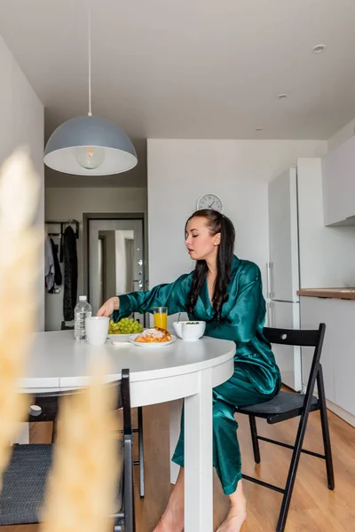 Jonge Vrouw Zijde Pyjama Heeft Ontbijt Drinkt Koffie Keuken Thuis — Stockfoto