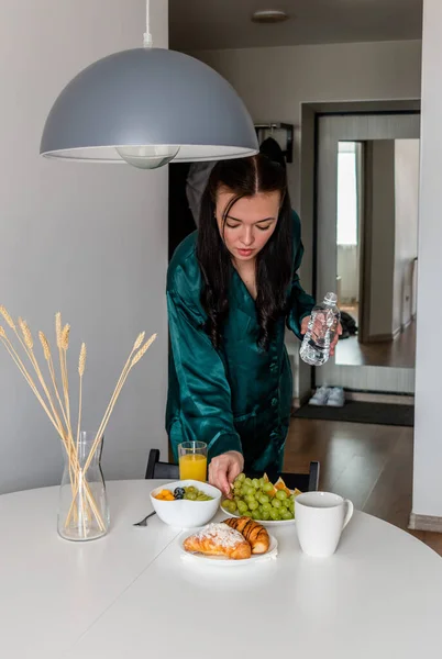 Jonge Vrouw Zijden Pyjama Ontbijt Keuken Thuis Wellness Concept — Stockfoto