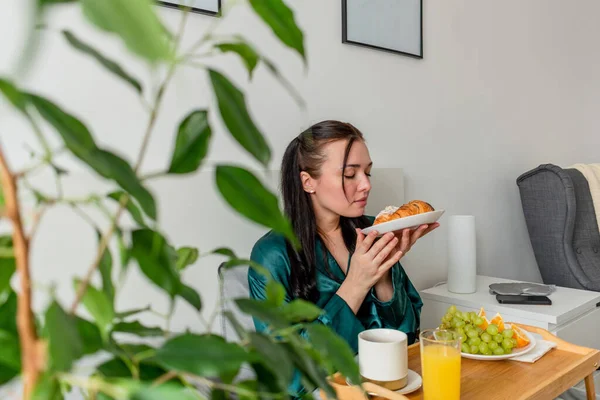 Jonge Vrouw Zijden Pyjama Heeft Een Gezond Ontbijt Terwijl Bed — Stockfoto