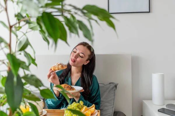 Jonge Vrouw Zijden Pyjama Heeft Een Gezond Ontbijt Terwijl Bed — Stockfoto