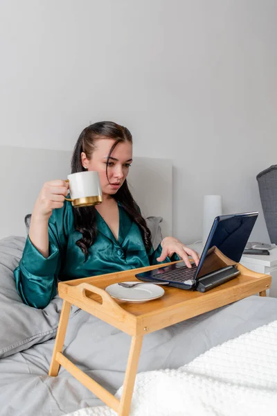 Молода Жінка Працює Ноутбуці Сидячи Ліжку Спальні Концепція Віддаленої Роботи — стокове фото