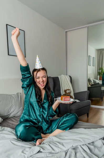 Jonge Vrouw Zit Bed Haar Pyjama Houdt Een Taart Vast — Stockfoto