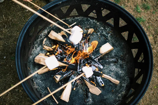 Vogels Uitzicht Hoek Van Vreugdevuur Roosteren Marshmellows Voor Mores — Stockfoto