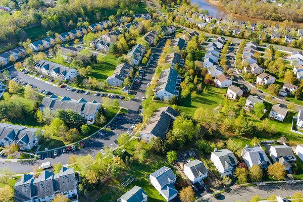 郊外住宅開発の小さなアメリカの町の住宅街の複合体の空中ビュー — ストック写真