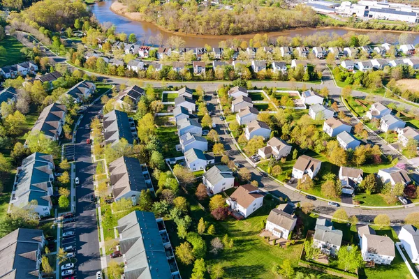 Över Slingrande Gator Och Vägar Ett Bostadsområde Småstadsområde Med Landskapstak — Stockfoto