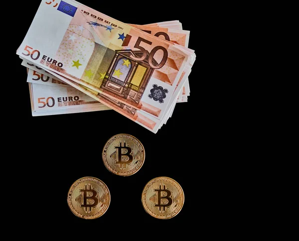 Drie Bitcoin Munten Naast Enkele Eurobankbiljetten Een Zwarte Achtergrond Begrip — Stockfoto