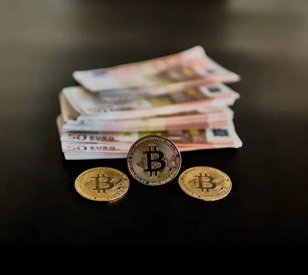 Drie Bitcoin Munten Samen Met Een Aantal Euro Biljetten Concept — Stockfoto