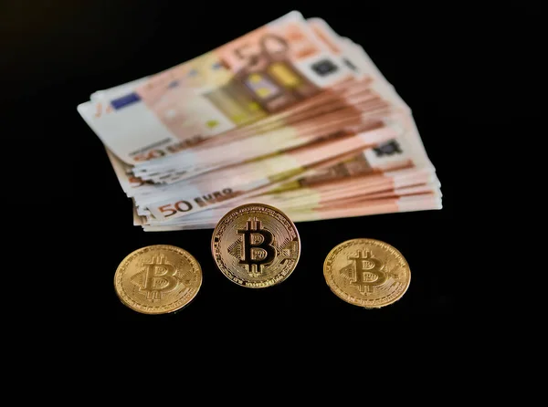 Afstandelijk Beeld Van Een Groep Eurobankbiljetten Naast Drie Bitcoin Munten — Stockfoto