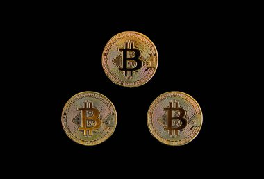 Siyah arka planda üç bitcoin para. Zenginlik kavramı, Btc, ekonomi, para, anonimlik.