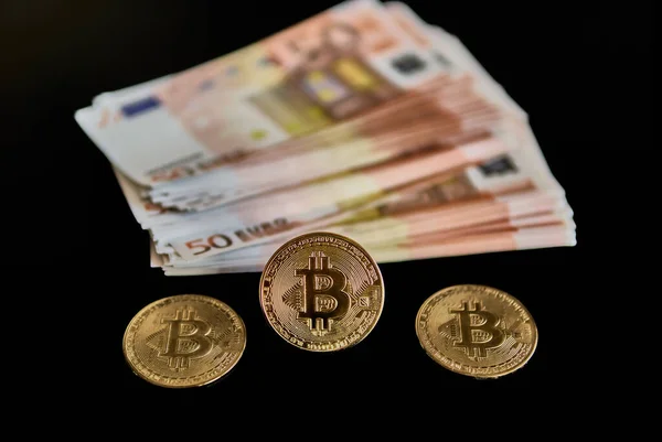 Bovenaanzicht Van Bitcoin Munten Naast Eurobankbiljetten Zwarte Achtergrond Concept Van — Stockfoto