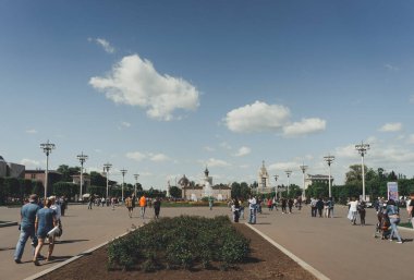 Sıcak bir yaz gününde Moskova 'da VDNKh' de dolaşmak.