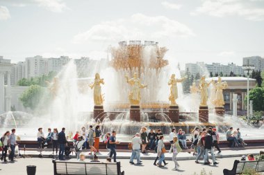 Güneşli bir yaz gününde Moskova, Rusya 'daki VDNKh parkında yürümek.