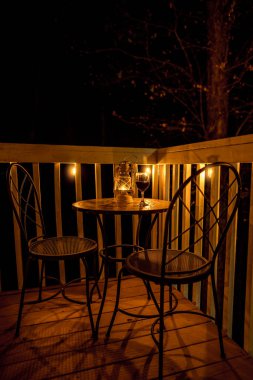 Geceleri masada bir bardak kırmızı şarap.