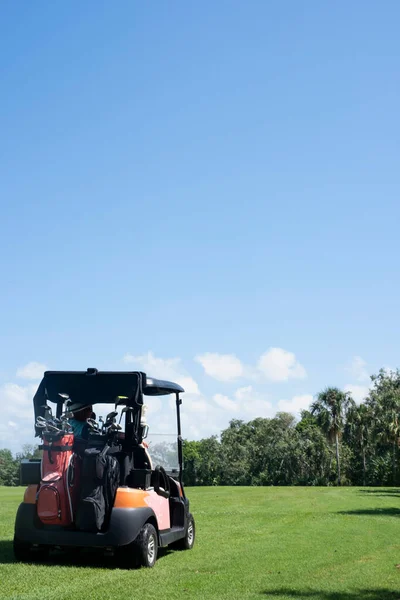 Golfer Sitting His Golf Car Golf Club Mexico Background Blue — Stock Photo, Image