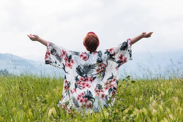 Mujer Joven Sentada Hermoso Prado Con Una Camisa Flores Primavera —  Fotos de Stock