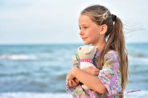 Une Fille Regarde Beau Coucher Soleil Bord Mer Avec Son — Photo