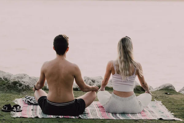 カップルヨガ瞑想平和リラックス — ストック写真