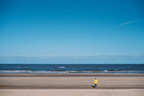 Жінка Жовтому Пальто Стоячи Морському Пляжі — стокове фото