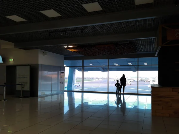 Mãe Filha Pequena Silhuetas Perto Janela Aiport — Fotografia de Stock