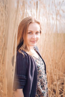 Sazlıktaki gölün yanında güzel bir kadının portresi.