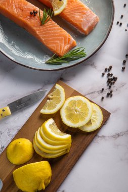 Tahtadaki limon kesiği.