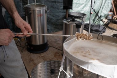 Bir torba Mash Tun in a brew kettle. Evde bira hazırlama süreci. Kapat şunu.