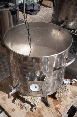 Sıcak bir içki tankından Fermenter-Homebrew 'e akan taze bira.