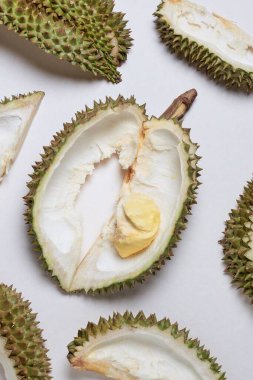 Beyaz zeminde soyulmuş Durian.