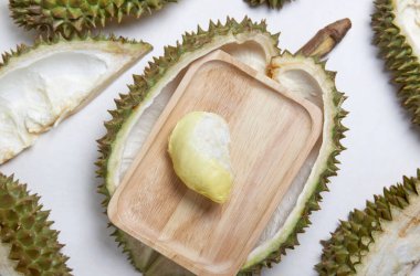 Beyaz zeminde soyulmuş Durian.