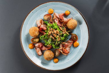 Arugula, pancar ve peynir salatası taze turşu ve çatallı ceviz, sos ve baharatlar mavi mutfak masası arka planında, yazı için yer, üst manzara.