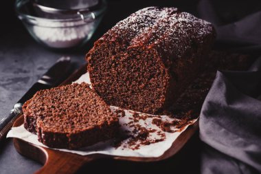 Kesme masasında çikolatalı pasta.