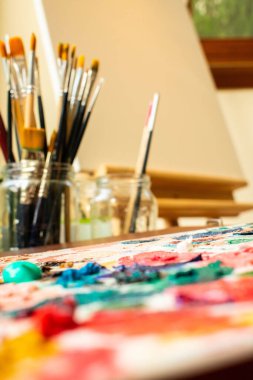 renk paleti önplanı ve temiz fırçalar