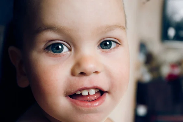 Uśmiechnięty Ekspresyjny Portret Chłopca — Zdjęcie stockowe