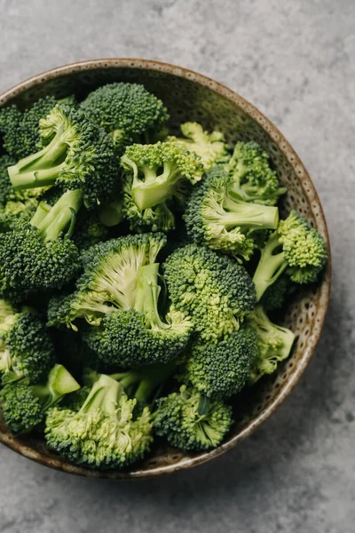 Broccoli Crudi Fioretti Una Ciotola Tavolo — Foto Stock