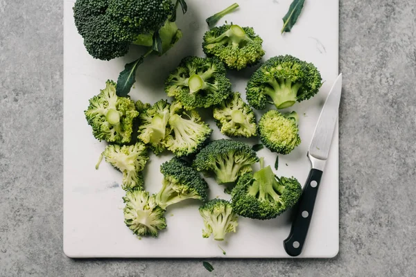 Fiori Broccoli Tagliati Tagliere Con Coltello — Foto Stock
