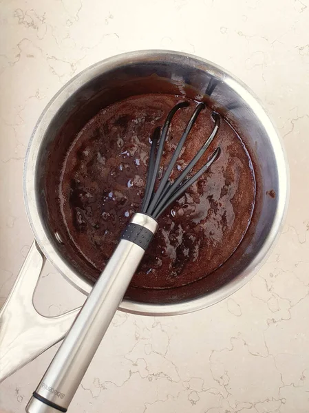 Batidor Negro Olla Metal Pastel Masa Chocolate Haciendo Puesta Plana —  Fotos de Stock