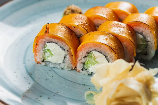 Sushi Salsa Soja Tazón Palillos Madera Una Mesa Madera Gris — Foto de Stock